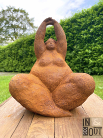 Dikke dame in yoga houding - Tuinsculptuur