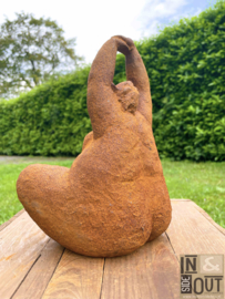 Dikke dame in yoga houding - Tuinsculptuur
