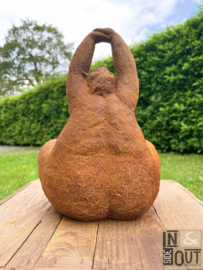 Dikke dame in yoga houding - Tuinsculptuur