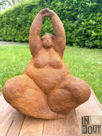 Dikke dame in yoga houding - Tuinsculptuur