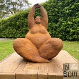 Dikke dame in yoga houding - Tuinsculptuur