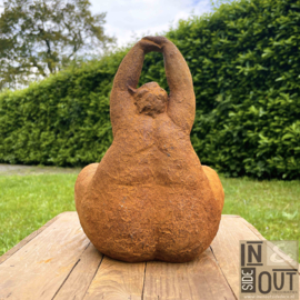 Dikke dame in yoga houding - Tuinsculptuur