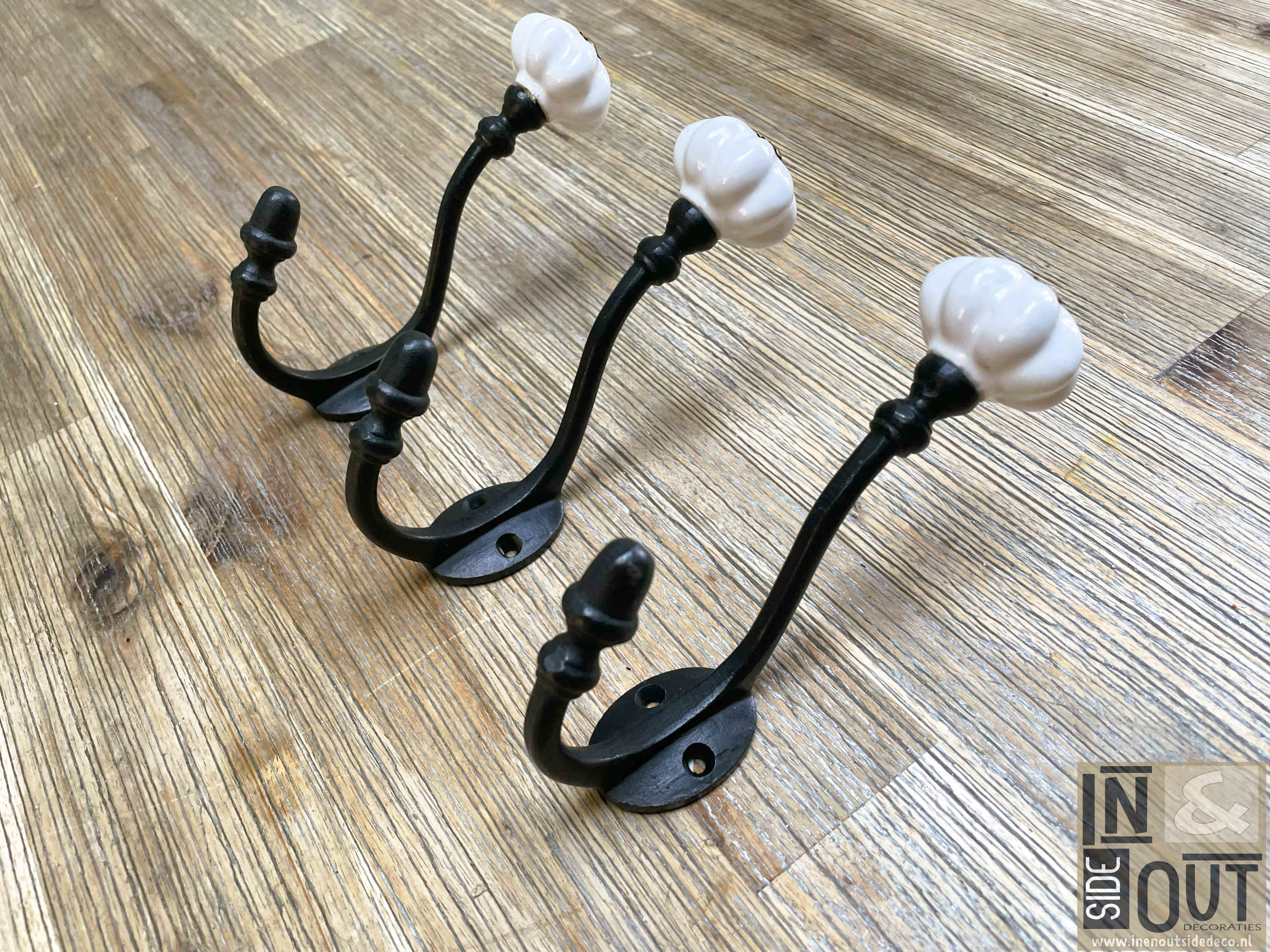 Gietijzeren Kapstokhaak | Klassiek & Rustiek met Porseleinen Knop