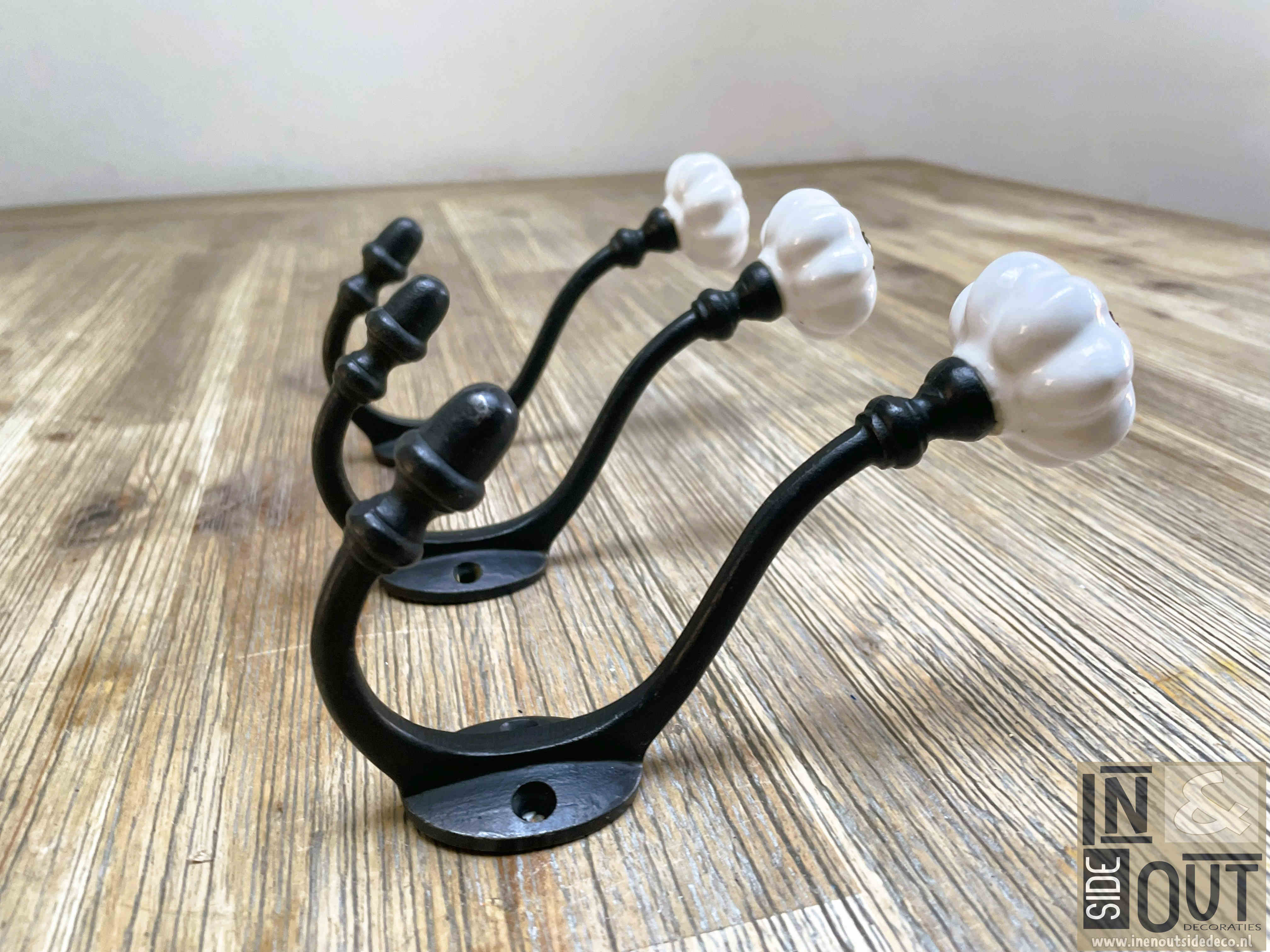 Gietijzeren Kapstokhaak | Klassiek & Rustiek met Porseleinen Knop