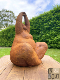Dikke dame in yoga houding - Tuinsculptuur