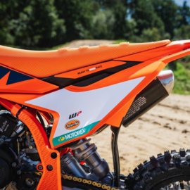 KTM SX 50 FACTORY EDITION  ZIJPANEEL / NUMMERBORD LINKS  2024-2025 NIEUW