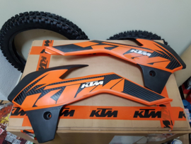 KTM SX 85 SET ORIGINELE RADIATEURKAPPEN MODELJAAR 2013 GEBRUIKT