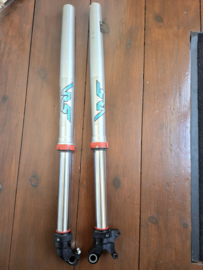 KTM SX 65 / HUSQVARNA TC 65 / GASGAS MC 65 WP AER 35 VOORVORK MET VRS CARTRIDGES EN OZZO VORKVERLENGERS 2021-2022 (2002-2026) GEBRUIKT