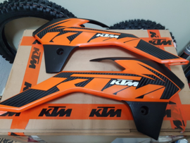 KTM SX 85 SET ORIGINELE RADIATEURKAPPEN MODELJAAR 2013 GEBRUIKT