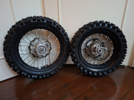 KTM SX 65 / HUSQVARNA TC 65 / GASGAS MC 65 COMPLETE SET WIELEN MET DIKKE MITAS BANDEN EN BIBMOUSSE 2016-2026 14/12 INCH GEBRUIKT
