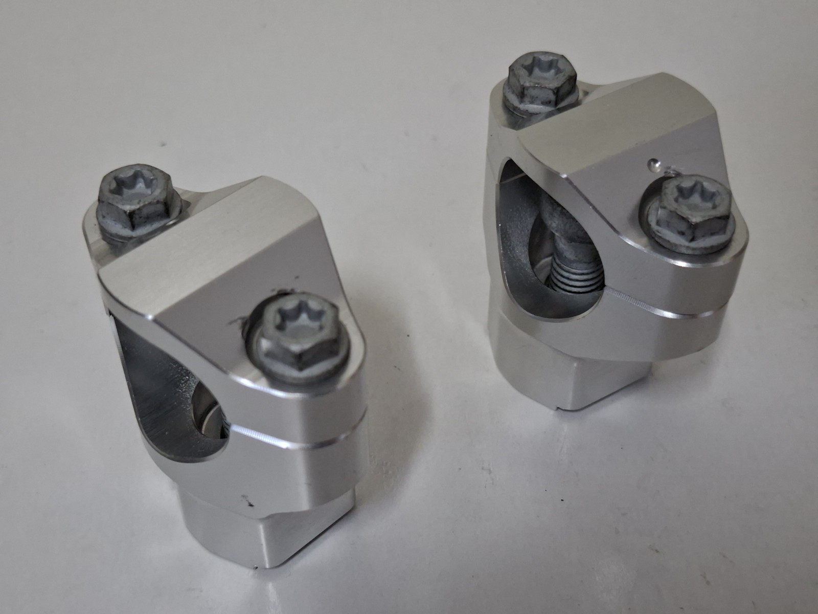ORIGINELE STUURKLEMMEN 28MM  KTM SX 85  / HUSQVARNA  TC 85 / GASGAS MC 85   2013-2025 GEBRUIKT