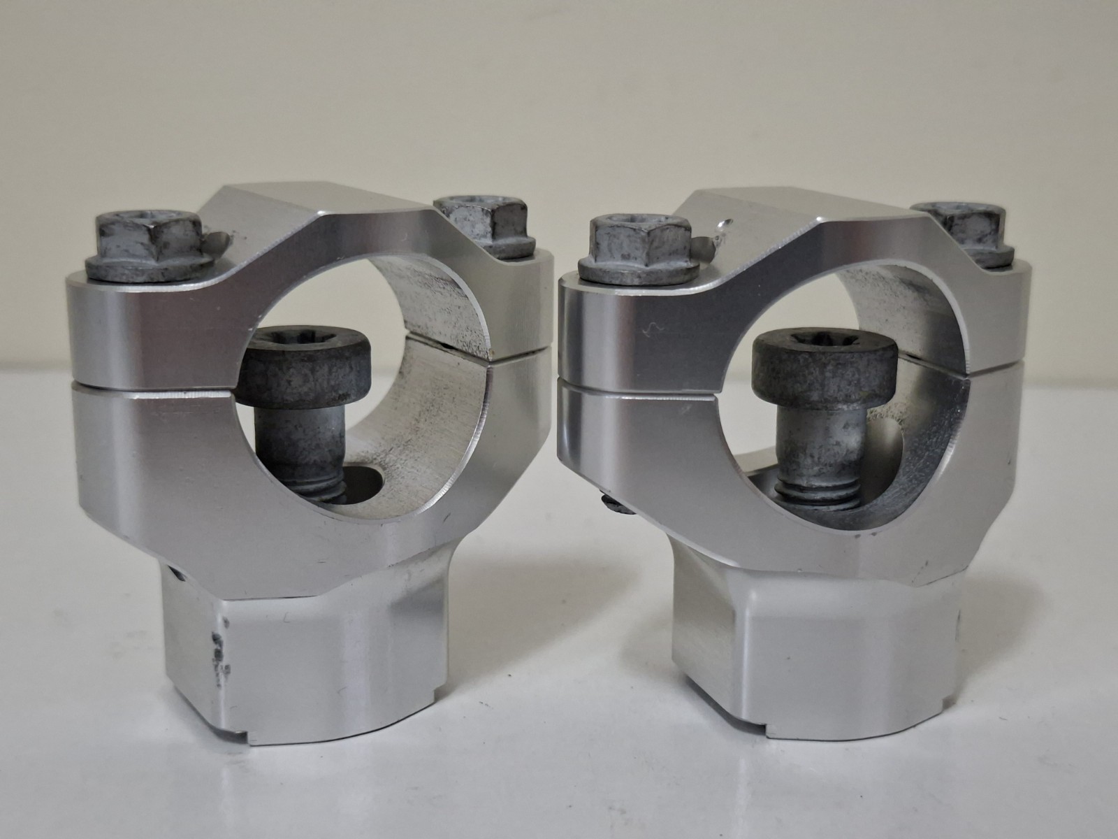 ORIGINELE STUURKLEMMEN 28MM  KTM SX 85  / HUSQVARNA  TC 85 / GASGAS MC 85   2013-2025 GEBRUIKT
