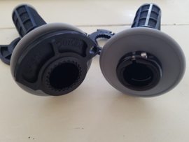 TMV LOCK ON HANDVATSET ZWART/GRIJS  6 THROTTLE CAMS