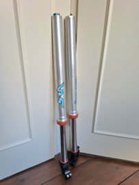 KTM SX 65 / HUSQVARNA TC 65 / GASGAS MC 65  WP AER 35 VOORVORK MET VRS CARTRIDGES EN OZZO VORKVERLENGERS 2021-2022 (2002-2026)  GEBRUIKT