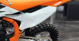 KTM SX 65 ORIGINEEL ZIJPANEEL/ NUMMERBORD LINKS 2024 - 2025 NIEUW