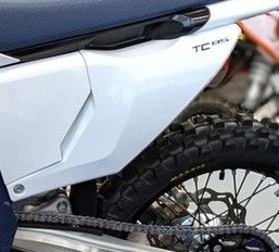 HUSQVARNA TC 85 ORG. FILTERCOVER LINKERRZIJDE / NUMMERBORD 2025 NIEUW