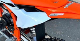 KTM SX 65 ORIGINEEL ZIJPANEEL/ NUMMERBORD LINKS 2024 - 2025 NIEUW