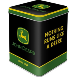 John Deere - Logo Black. Theeblik 7.5 x 7,5 x 9.5 cm.