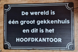 De wereld is 1 groot gekkenhuis.  Metalen wandbordje 20 x 30 cm.