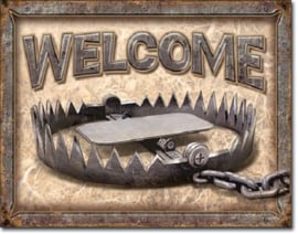 Welcome - Bear Trap.  Metalen wandbord 31,5 x 40,5 cm.