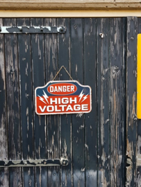Danger High Voltage 2. Metalen wandbord in reliëf 40 x 24 cm
