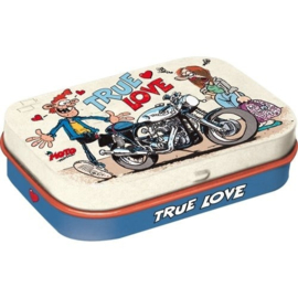 Moto Mania True Love.  Mint boxje 4 x 6 x 1,6 cm.