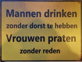 Mannen Drinken Vrouwen Praten .  Metalen wandbord  25 x 33 cm.