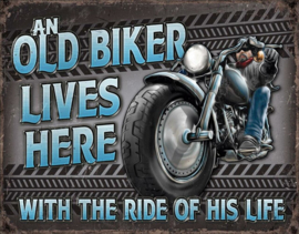 Old Biker Lives Here.​ Metalen wandbord 31,5 x 40,5 cm.