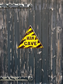 Man Cave Geel Zwart. Metalen wandbord in reliëf  30 x 34 cm.