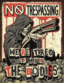 No Trespassing - Bodies. Metalen wandbord 31,5 x 40,5 cm.