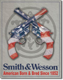 Smith & Wesson American Born Metalen wandbord 31,5 x 40,5 cm.