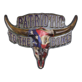 Patriotic to the Bone. Metalen wandbord in reliëf  46 x 35 cm.