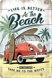 VW Bulli At The Beach. Metalen wandbord in reliëf 20 x 30 cm.