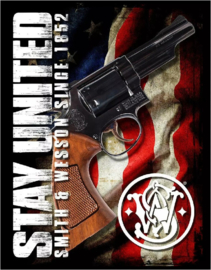 Smith & Wesson - Stay United​. Metalen wandbord 31,5 x 40,5 cm.