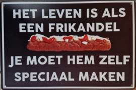Het leven is als een Frikandel..  Metalen wandbordje 20 x 30 cm.