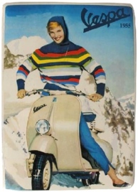 Vespa in de sneeuw 1955 Metalen Postcard 15 x 21 cm