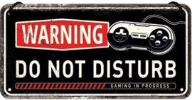 Do Not Disturb Gaming in progres​. Metalen wandbord 10 x 20 cm.