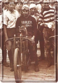 Harley-Davidson met wasbeer. Metalen Postcard 10  x 14 cm.