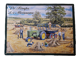 Oogsttijd met de John Deere.  (Le Temps des Moissons.)  Metalen wandbord in reliëf 30 x 40 cm. .