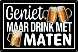 Geniet maar drink met MATEN.  Metalen wandbordje 20 x 30 cm.