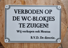 Verboden op de WC blokjes te zuigen.  Metalen wandbordje 20 x 30 cm.
