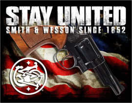 Smith & Wesson - Stay United​. Metalen wandbord 31,5 x 40,5 cm.
