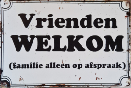 Vrienden WELKOM . (Familie alleen op afspraak).  Metalen wandbordje 20 x 30 cm.