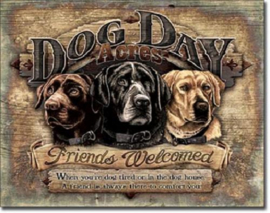 Dog Day Acres Metalen wandbord 31,5 x 40,5 cm.