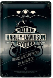 Harley-Davidson Things are different ​on a Harley.  Metalen wandbord in reliëf 20.x.30 cm