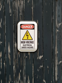 Danger High Voltage. Metalen wandbord in reliëf 20 x 30 cm