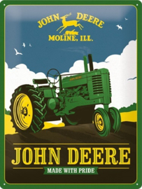 John Deere - Made With Pride. Metalen wandbord in reliëf 30 x 40 cm.