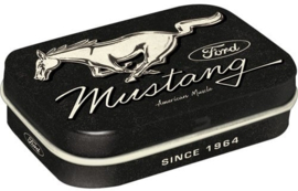 Ford Mustang Horse Logo Black.  Mintboxje 4 x 6 x 1,6 cm.