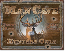 ManCave Hunters Only Metalen wandbord 31,5 x 40,5 cm.