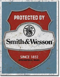 Smith & Wesson Protected By  Metalen wandbord 31,5 x 40,5 cm.